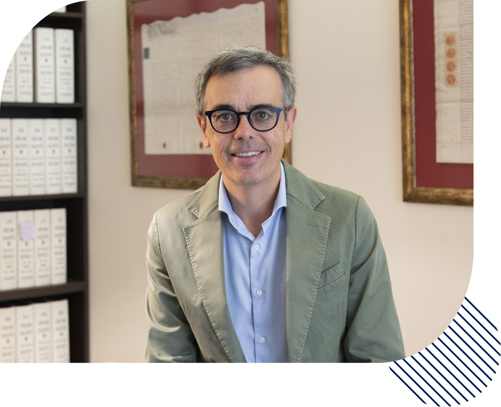 José Valiente en oficinas de Notaría Valiente